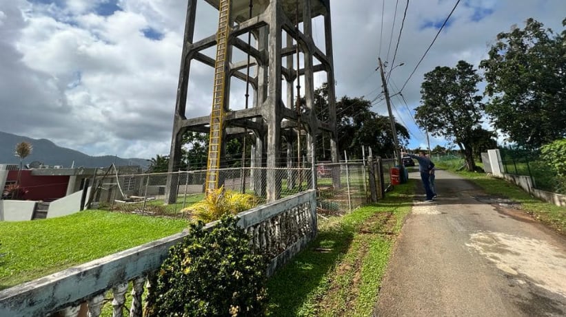 Inspeccionan obra de rehabilitación en tanque de 40,000 galones de la AAA en Luquillo.
