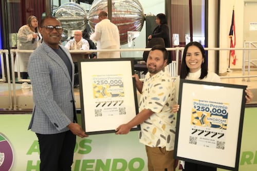 Reconocen labor de Fundación Síndrome Down con billete conmemorativo