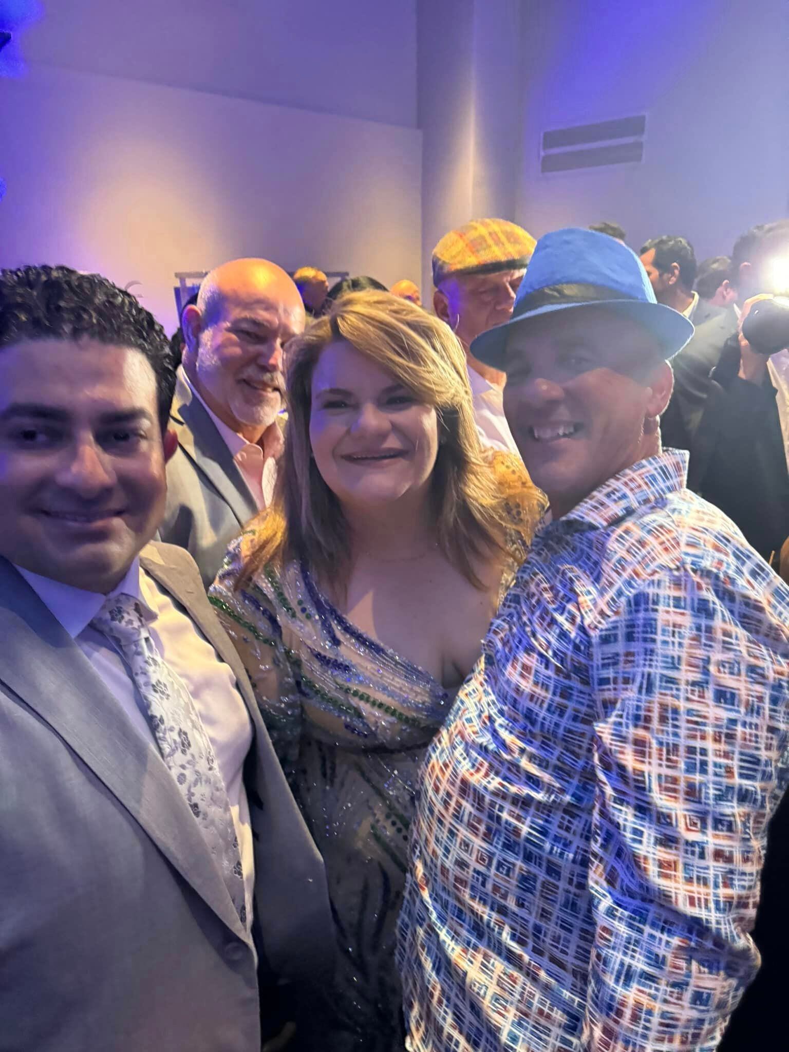 asistió al cumpleaños de la comisionada Jenniffer González, centro, en el Hotel San Juan, en Isla Verde, donde también estuvieron el esposo de la candidata, José Yovín Vargas Llavona, extrema izquierda, y el representante Carlos “Johnny” Méndez.