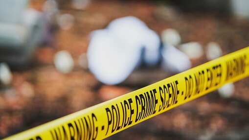 Utilizó un arma de fuego y un machete para provocarle la muerte a su conviviente.