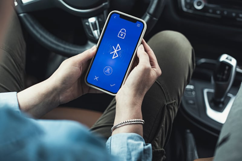 Se enteró que la engañaban por el Bluetooth del auto