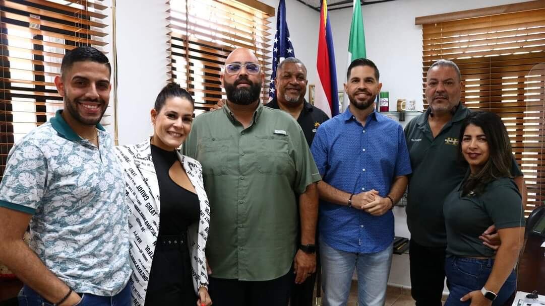 productores, promotores y consejeros de la NBA, junto al alcalde de San Germán