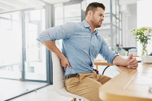Dolor de espalda: la nueva moda del home office y del sillón incómodo