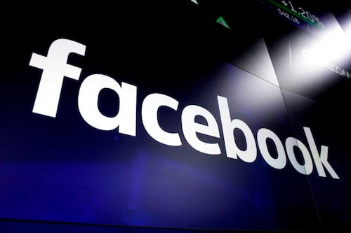 Apple amenaza con retirar la aplicación de Facebook