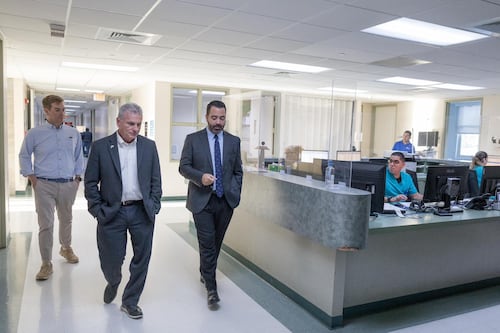 Congresista republicano visita hospital en Guaynabo
