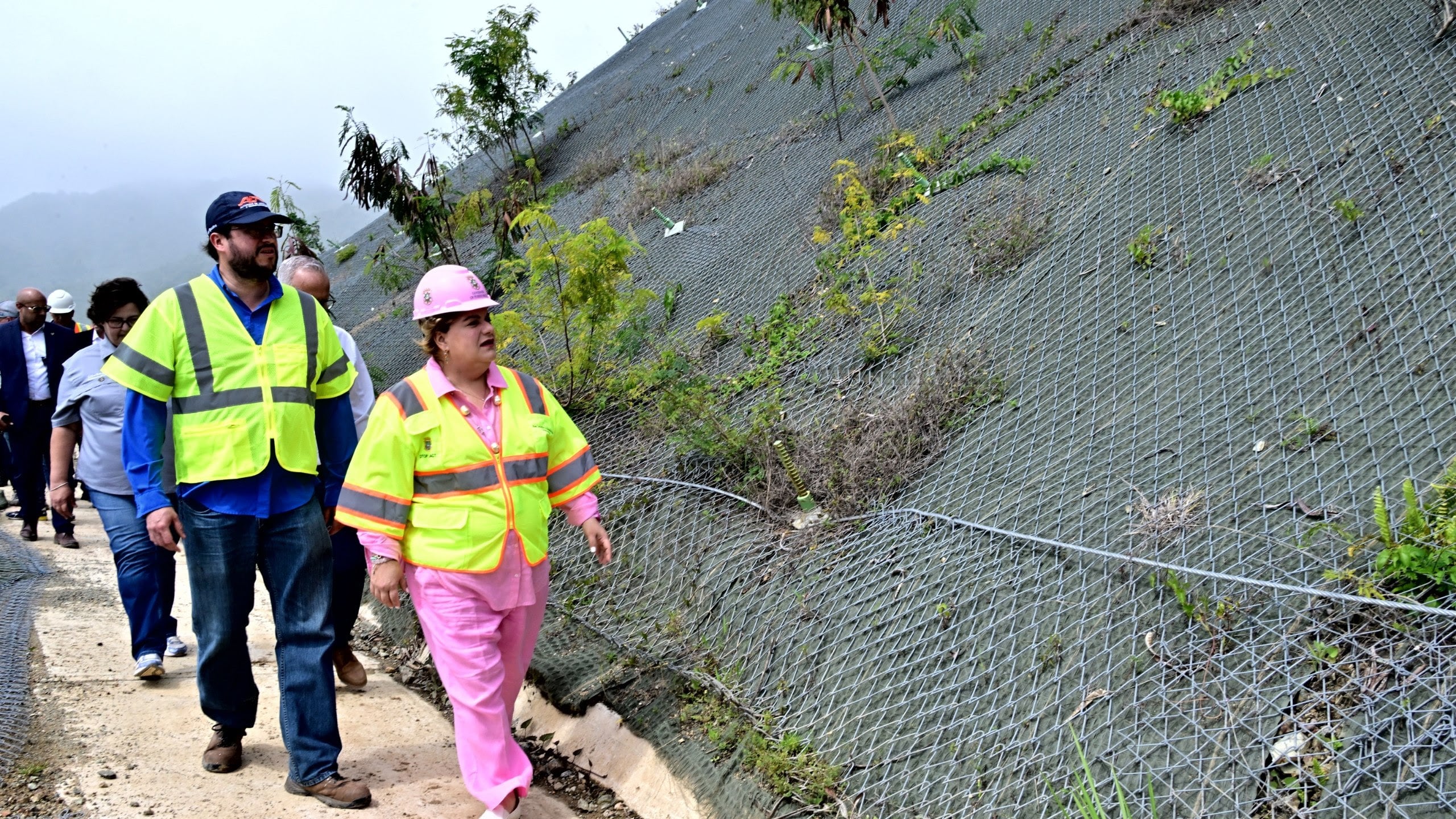 Cayey, Puerto Rico – 23 de marzo de 2026 – La gobernadora de Puerto Rico, Jenniffer González Colón junto al secretario del Departamento de Transportación y Obras Públicas (DTOP), Edwin González, inspeccionó los avances en los trabajos de estabilización y reconstrucción que se realizan en la autopista PR-52.