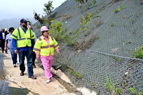 Gobernadora inspecciona avances en proyecto de estabilización en la PR-52 en Cayey