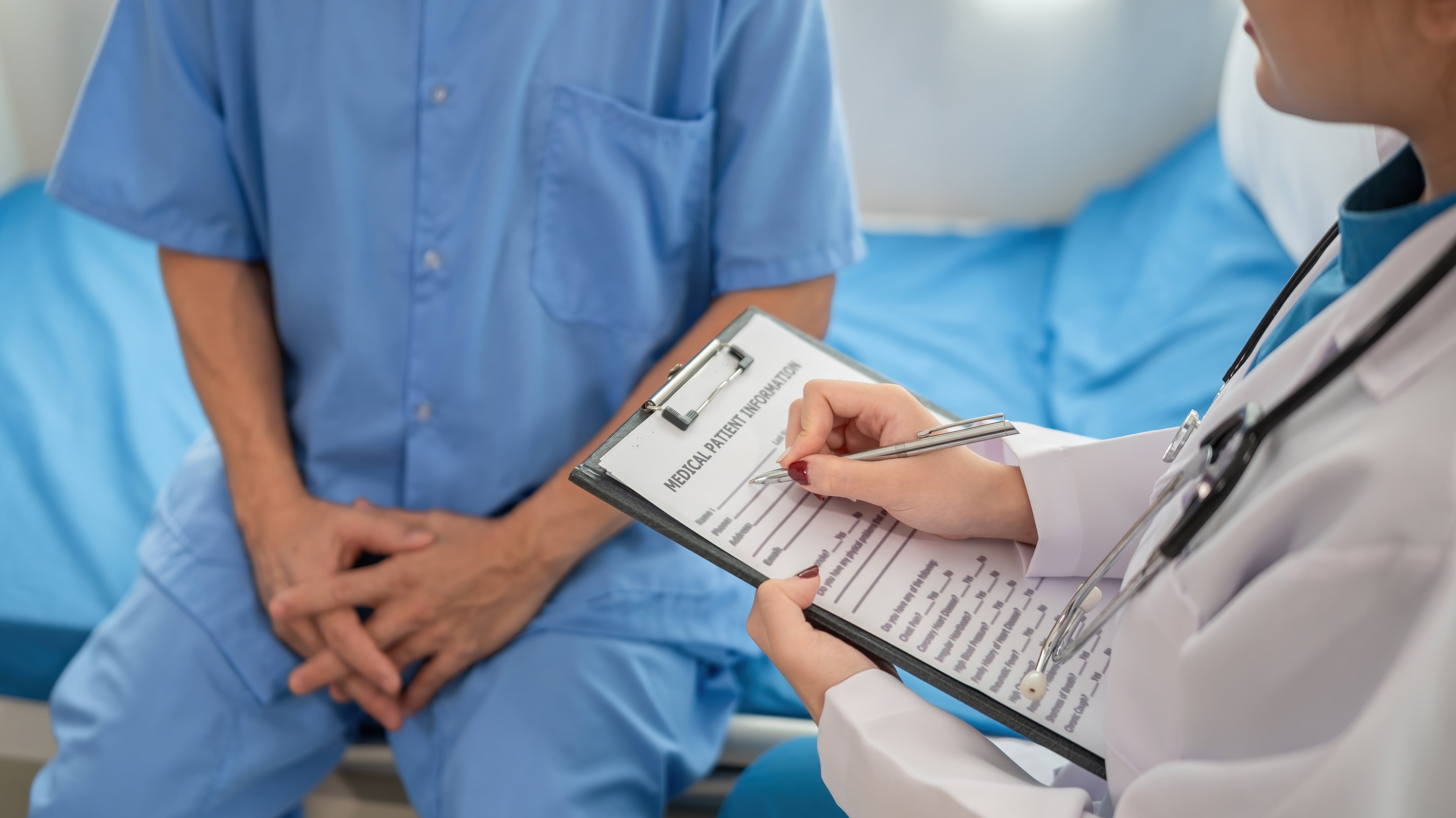 Caso viral: hombre que bebía grandes cantidades de gaseosa terminó con decenas de piedras en la vejiga tras años de consumo.