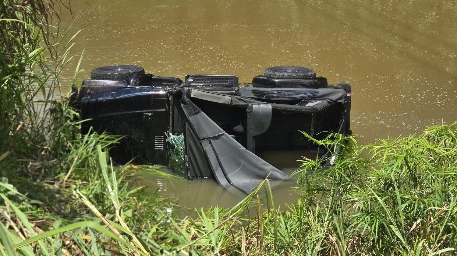 Las autoridades y OMME de Naguabo se encuentran atendiendo la escena donde un vehículo cayó a un río.