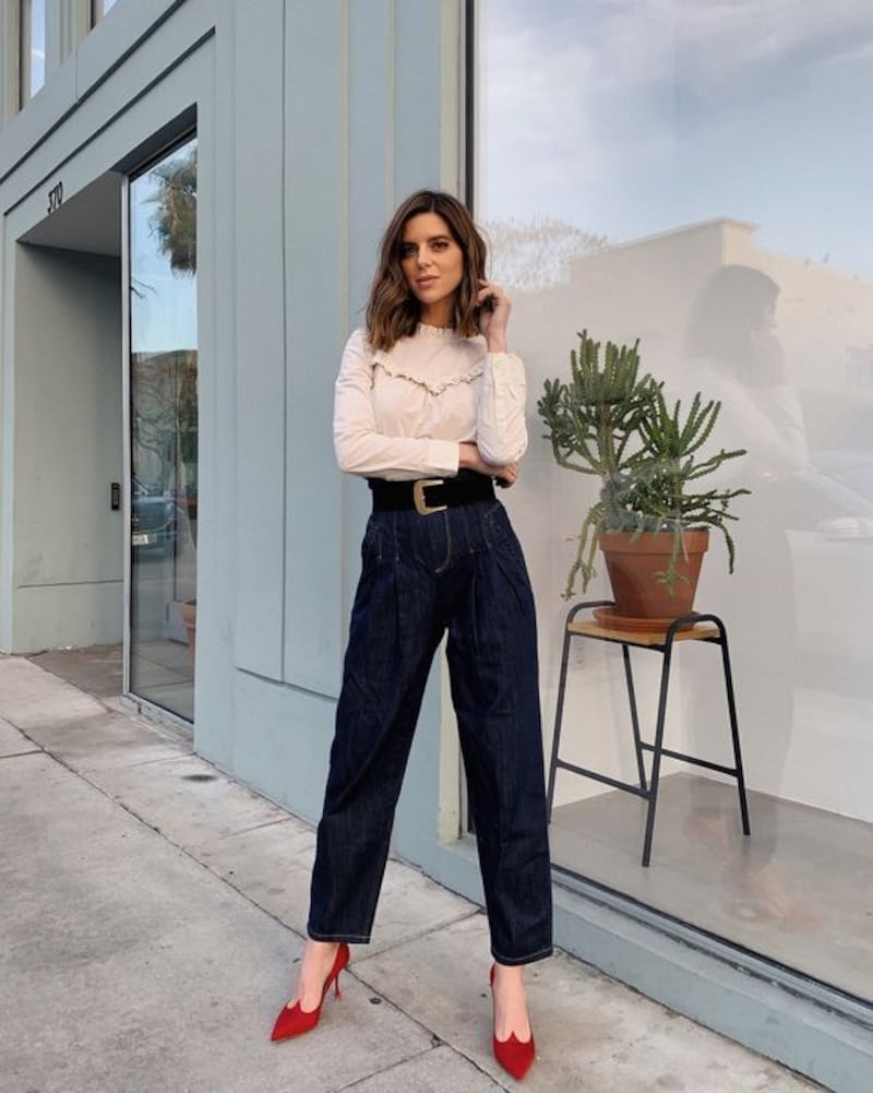 Jeans y zapatos rojos