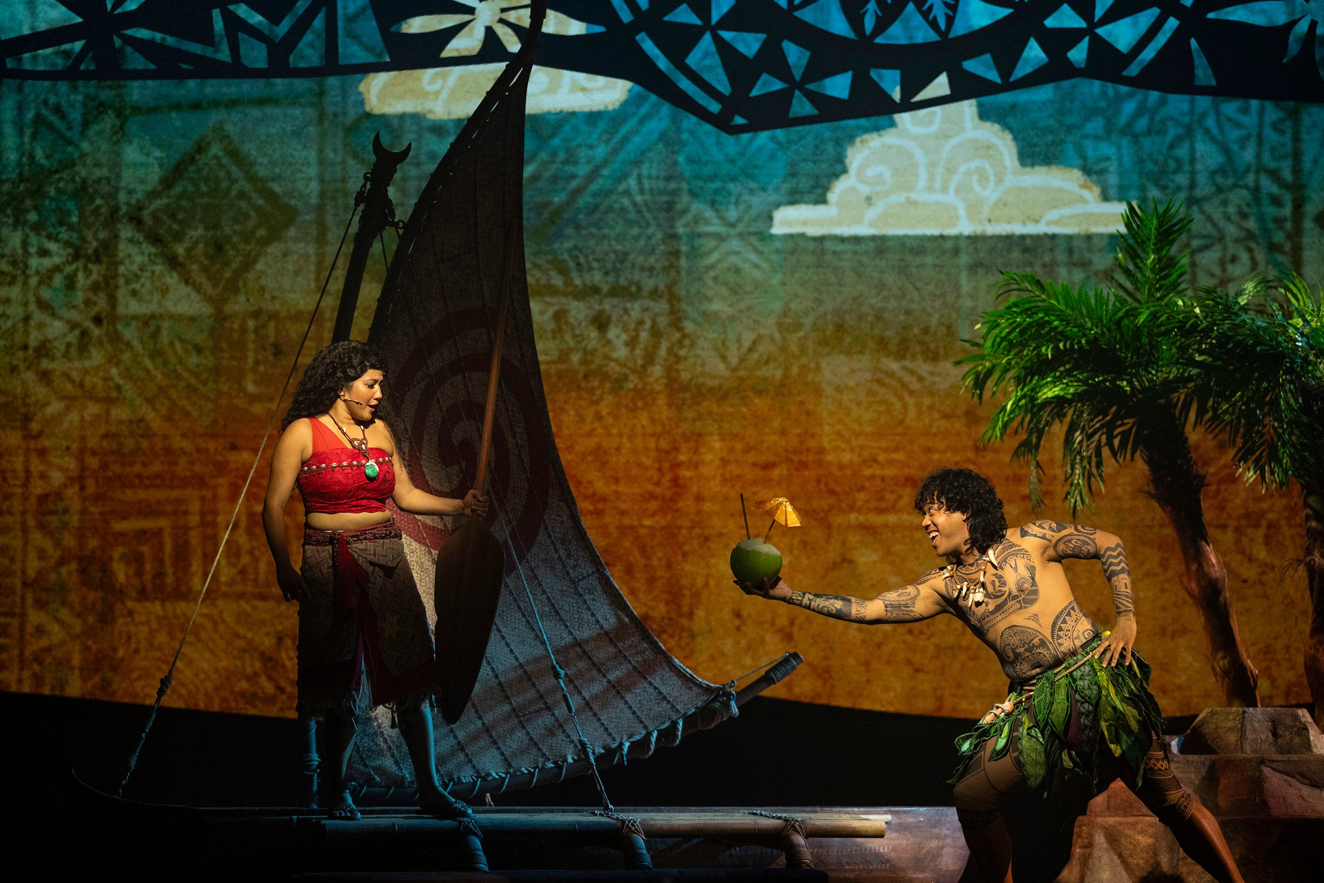 “Disney The Tale of Moana” da vida por primera vez a la historia de aventuras de Moana en el Walt Disney Theatre a bordo del nuevo barco de Disney Cruise Line, el Disney Treasure. Con una escenografía y una música llena de elementos de la cultura de las Islas del Pacífico que inspiran el clásico cuento de iniciación, esta innovadora producción sumergirá al público en una aventura transformadora por tierra y mar. Los visitantes vivirán la historia de Moana como nunca antes, con nuevas canciones, marionetas a gran escala y efectos especiales innovadores.