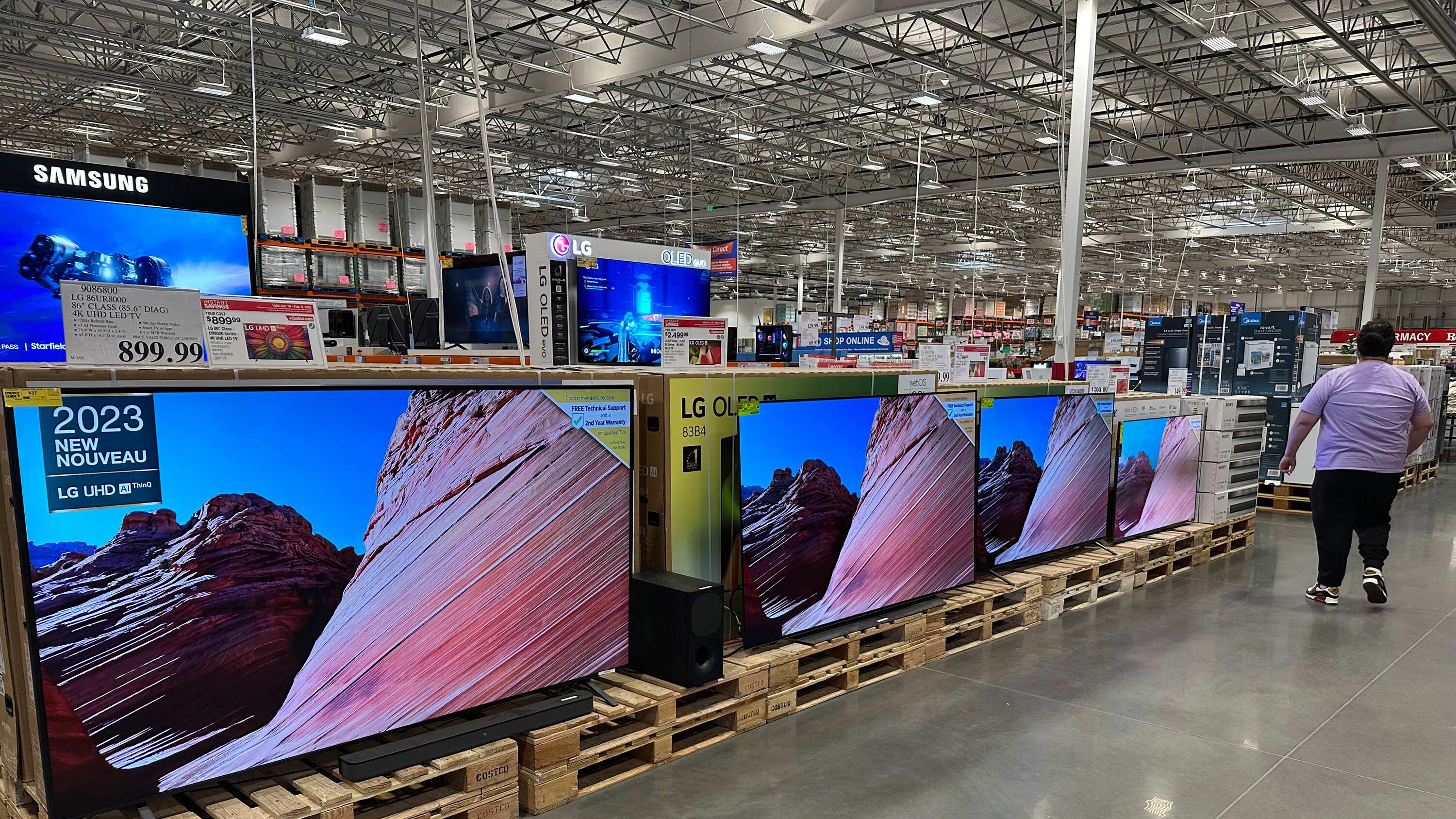 Televisores exhibidos en un almacén de Costco el lunes 3 de febrero de 2025, en Denver. (AP Foto/David Zalubowski)