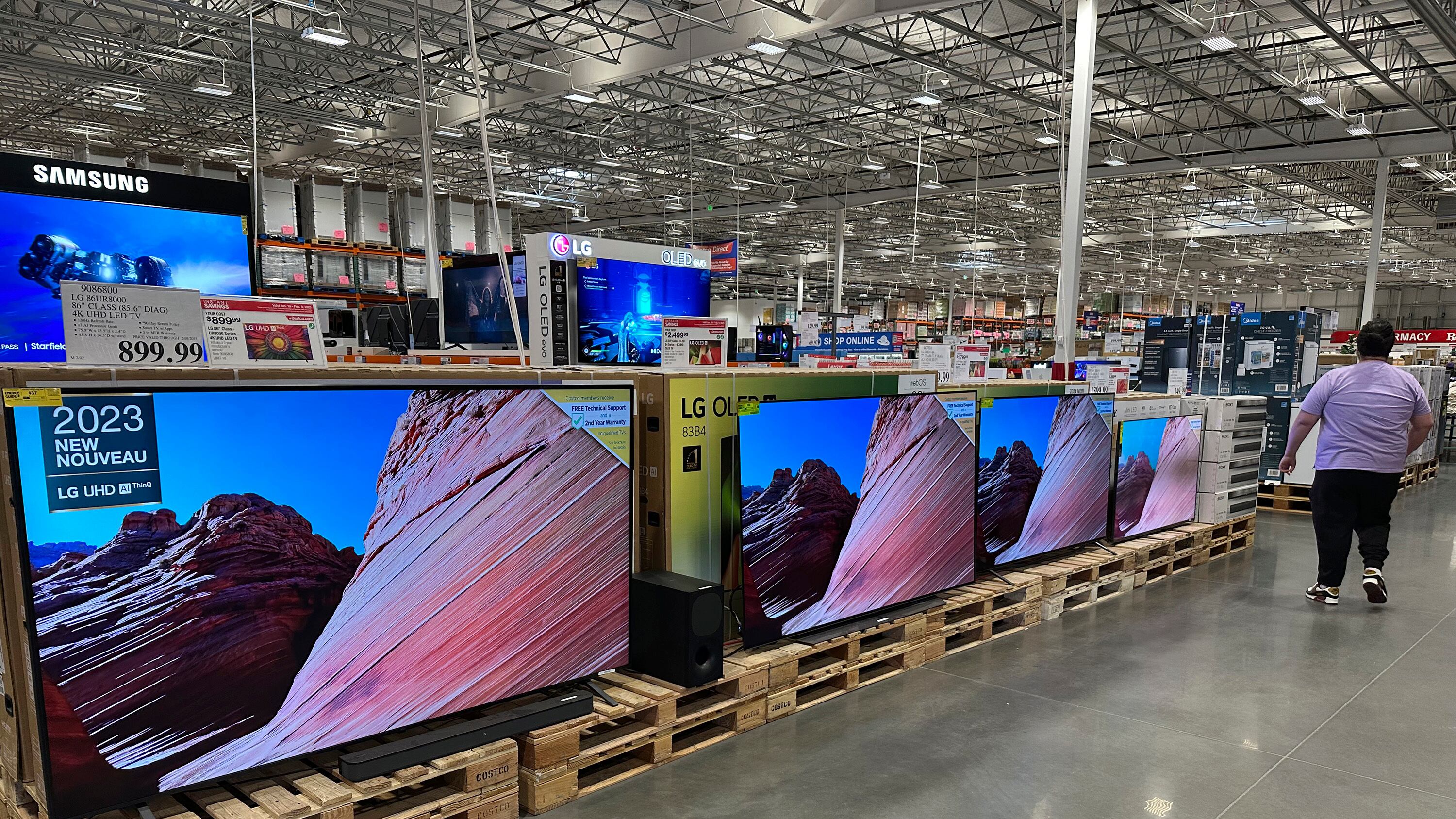 Televisores exhibidos en un almacén de Costco el lunes 3 de febrero de 2025, en Denver. (AP Foto/David Zalubowski)