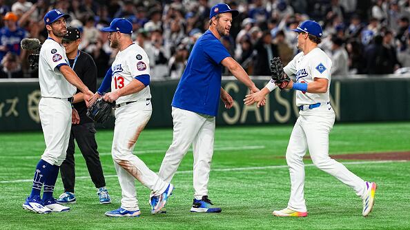 TOKIO, JAPÓN - 19 DE MARZO: Chris Taylor #3, Max Muncy #13, Clayton Kershaw #22 y Kike Hernández #8 de Los Angeles Dodgers celebran tras ganar la Serie de Apertura de la MLB en Tokio entre Los Angeles Dodgers y Chicago Cubs en el Tokyo Dome el 19 de marzo de 2025 en Tokio, Japón. (Foto de Gene Wang/Getty Images)