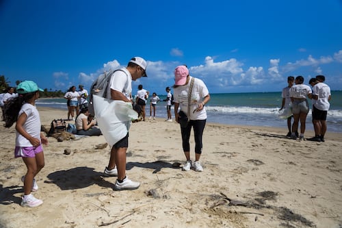 Recolectan más de 3,800 libras de basura en limpieza de playa en Río Grande