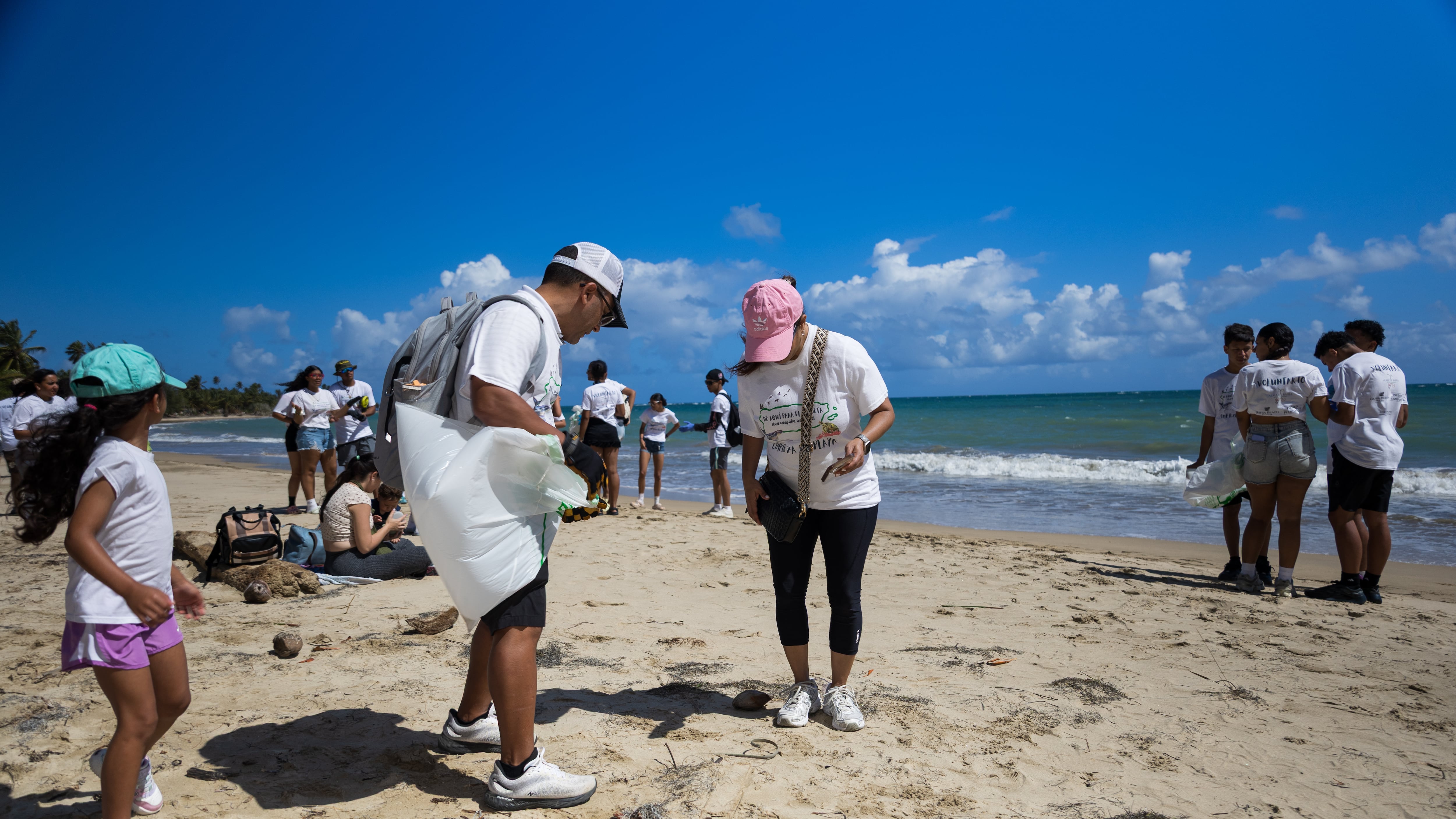 limpieza de playa de la Fundación Alma de Bahía bajo su campaña ambiental “De Aquí para el Planeta”.