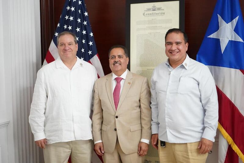 El presidente del Senado, José Luis Dalmau, flanqueado por Jorge Colberg Toro, izquierda, y Ramón Torres, los comisionados electorales del PPD.
Foto tomada de X (Twitter)