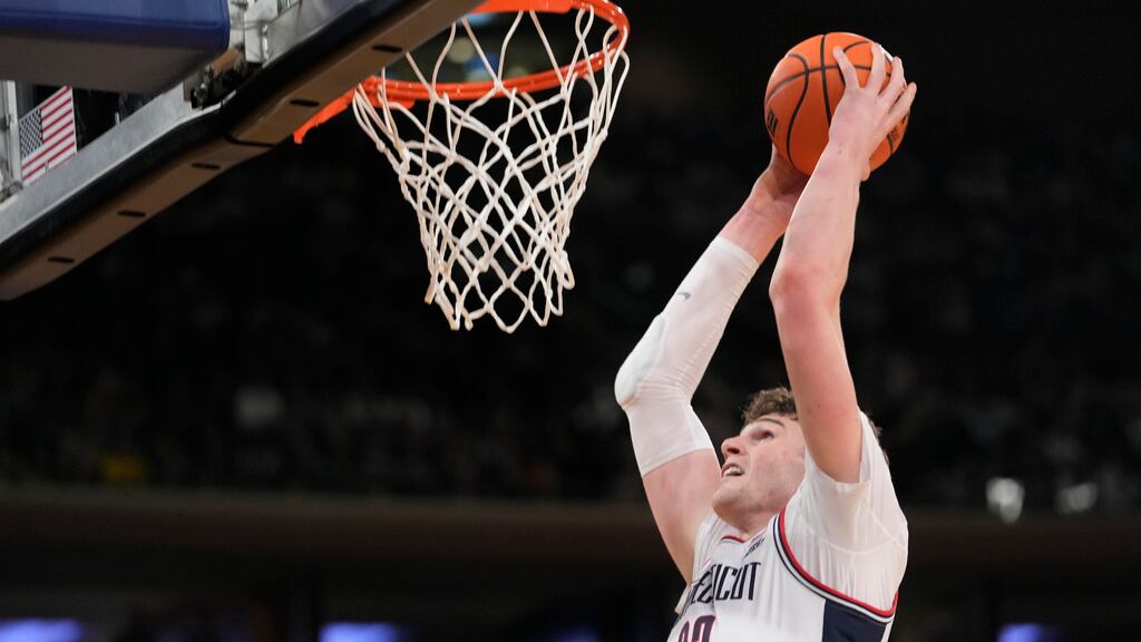 Donovan Clingan pivote de UConn
