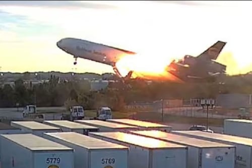 Revelan impactantes imágenes del desprendimiento de motor de avión de UPS que se estrelló en Louisville