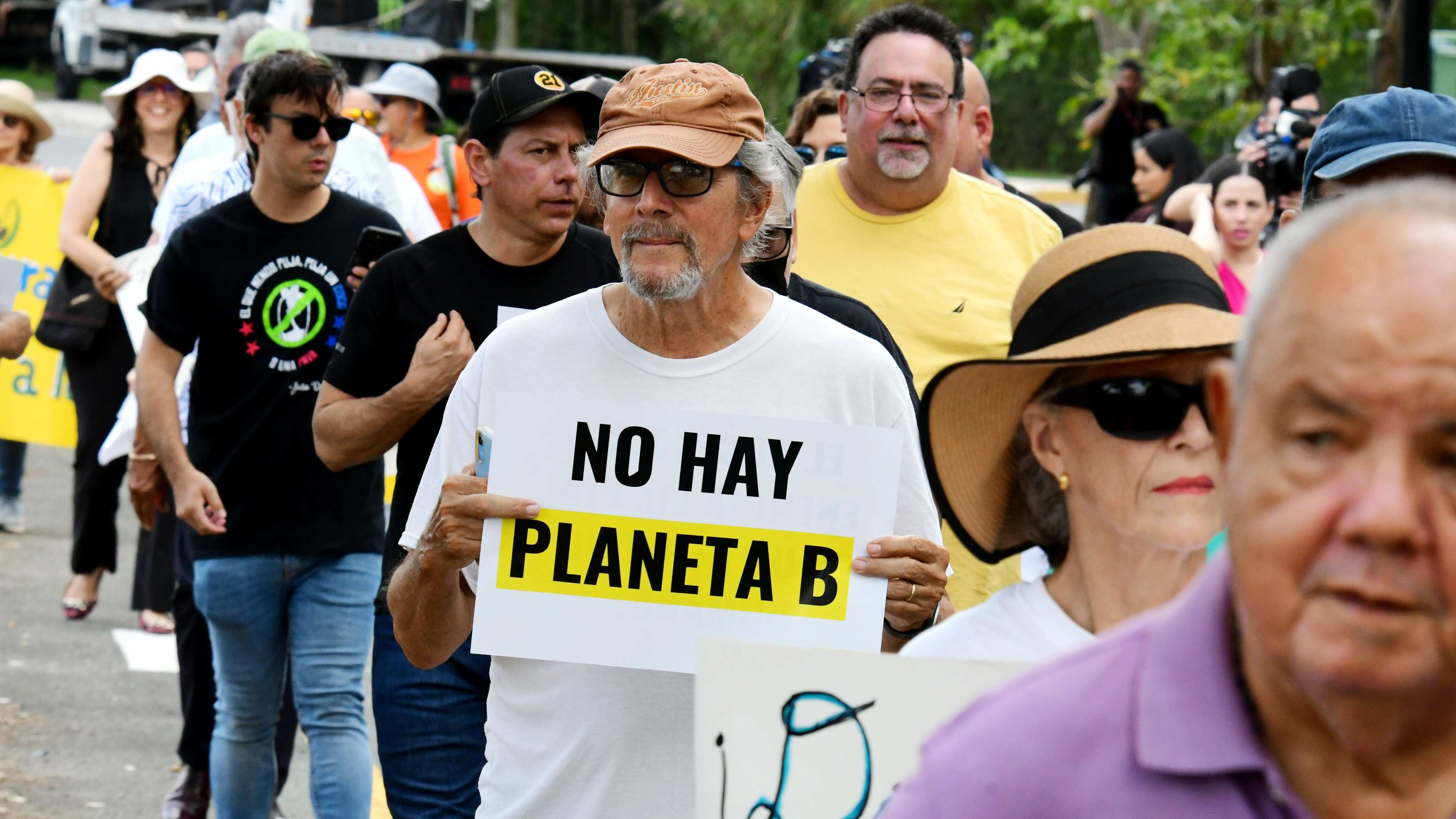Varios grupos ambientales protestan frente al Departamento de Recursos Naturales y Ambientales