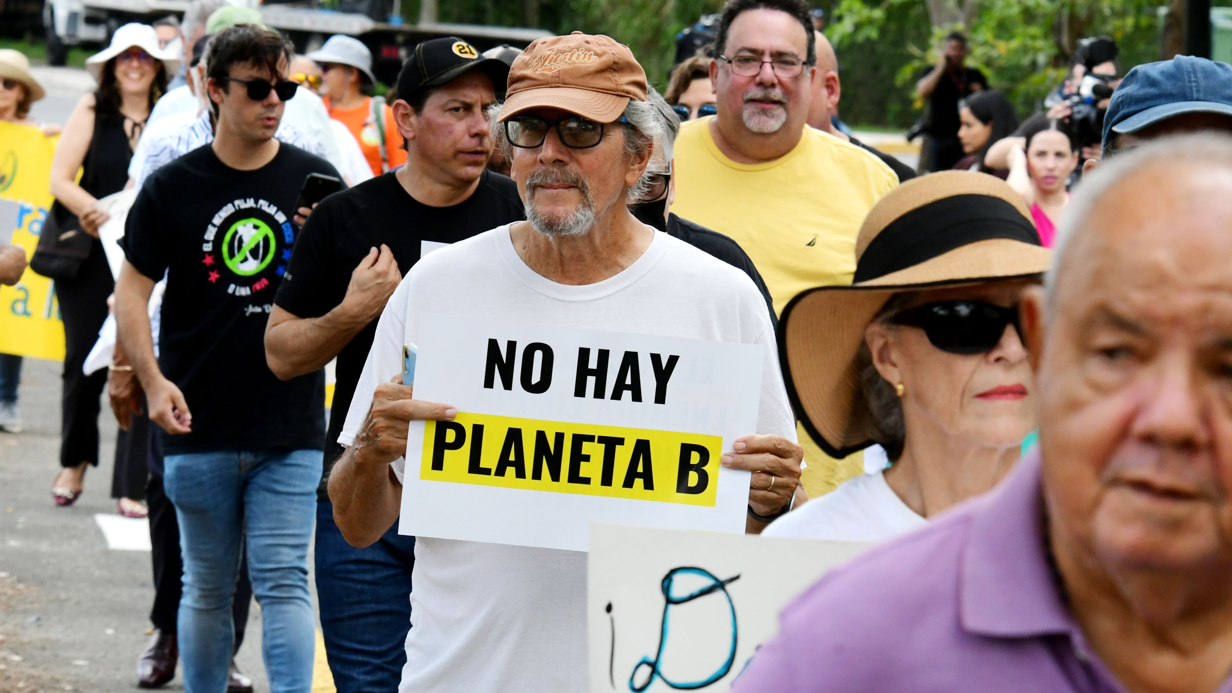 Varios grupos ambientales protestan frente al Departamento de Recursos Naturales y Ambientales