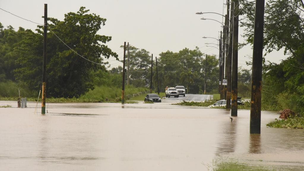 Inundaciones en el sector Campanilla en Toa Baja.