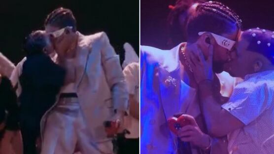 Bad Bunny besó a dos bailarines, entre ellos un hombre, durante su presentación en los premios MTV.