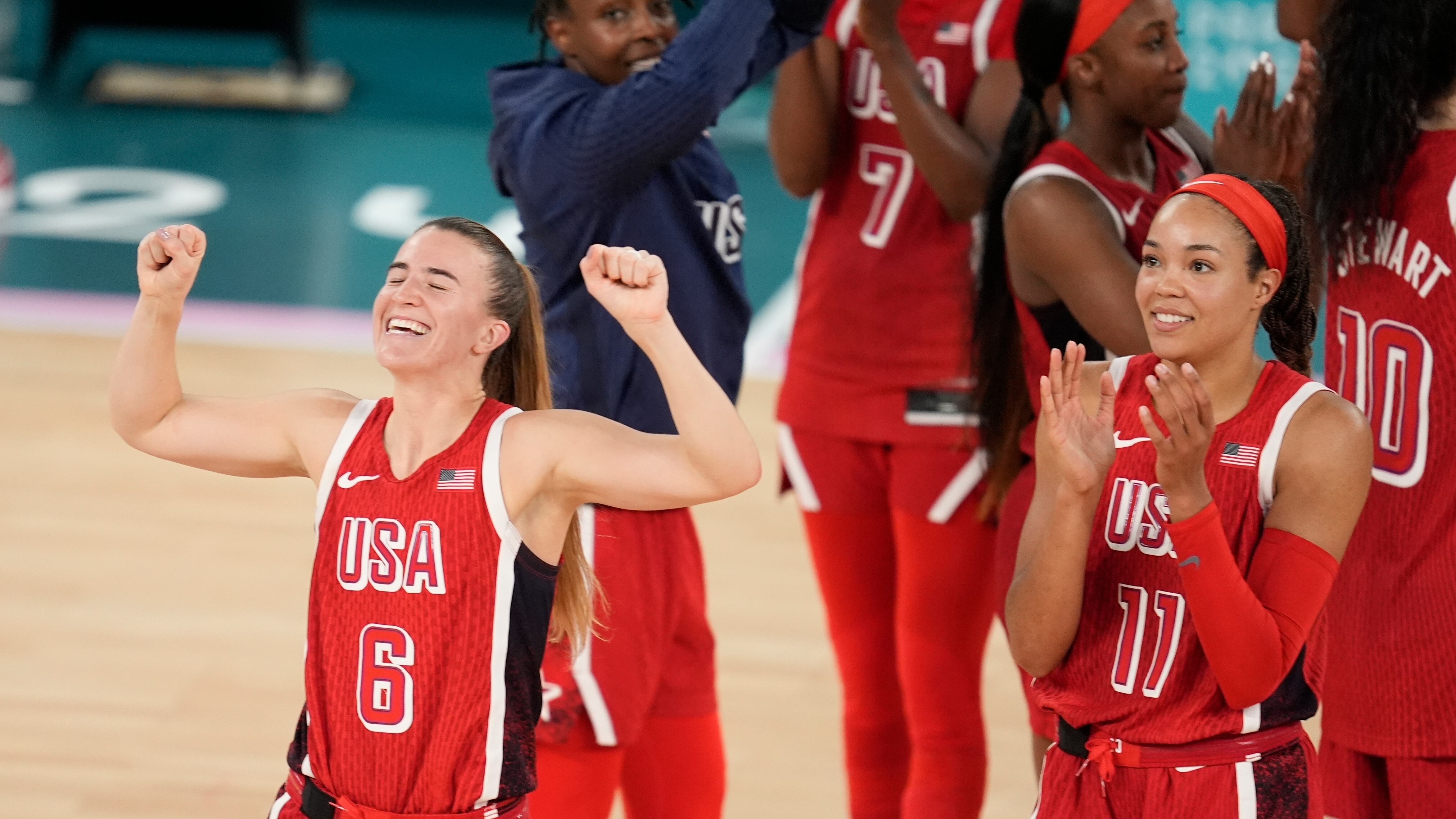 Las estadounidenses Sabrina Ionescu (6) reacciona tras la victoria ante Francia en la final del baloncesto femenino de los Juegos Olímpicos de París, el domingo 11 de agosto de 2024. (AP Foto/Michael Conroy)