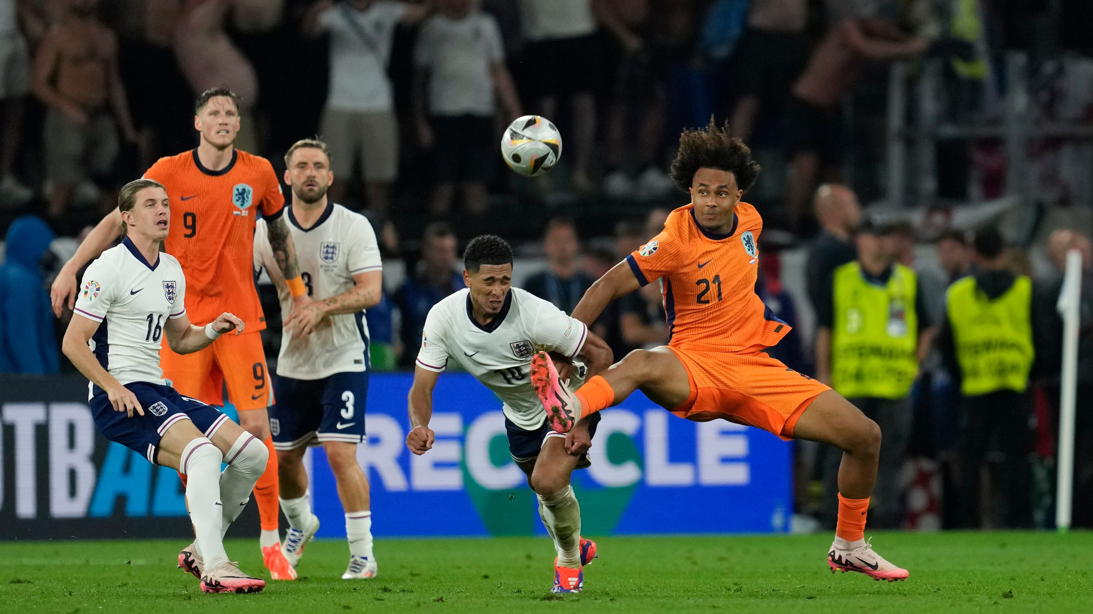 El holandés Joshua Zirkzee pelea por el balón con el inglés Jude Bellingham en el duelo de semifinales de la Euro 2024 el miércoles 10 de julio del 2024. (AP Foto/Darko Vojinovic)