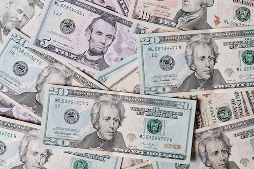 Junta ordena pago de bonos pendientes a unos 300 empleados públicos