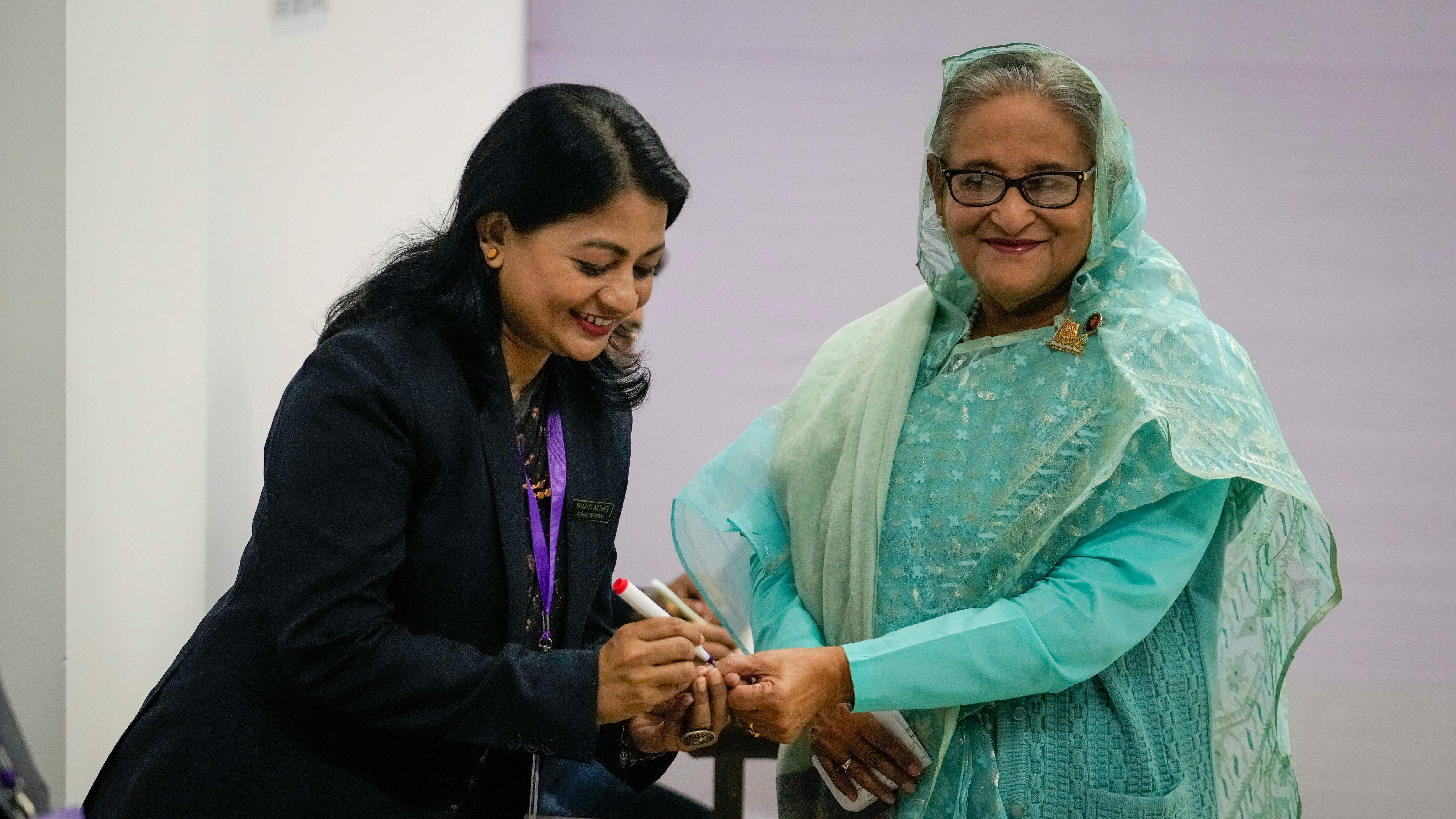 Policía y primera ministra del país, Sheikh Hasina