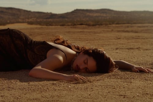 Vino, moda y vanguardia: El universo estético de Rosalía en “Sauvignon Blanc”