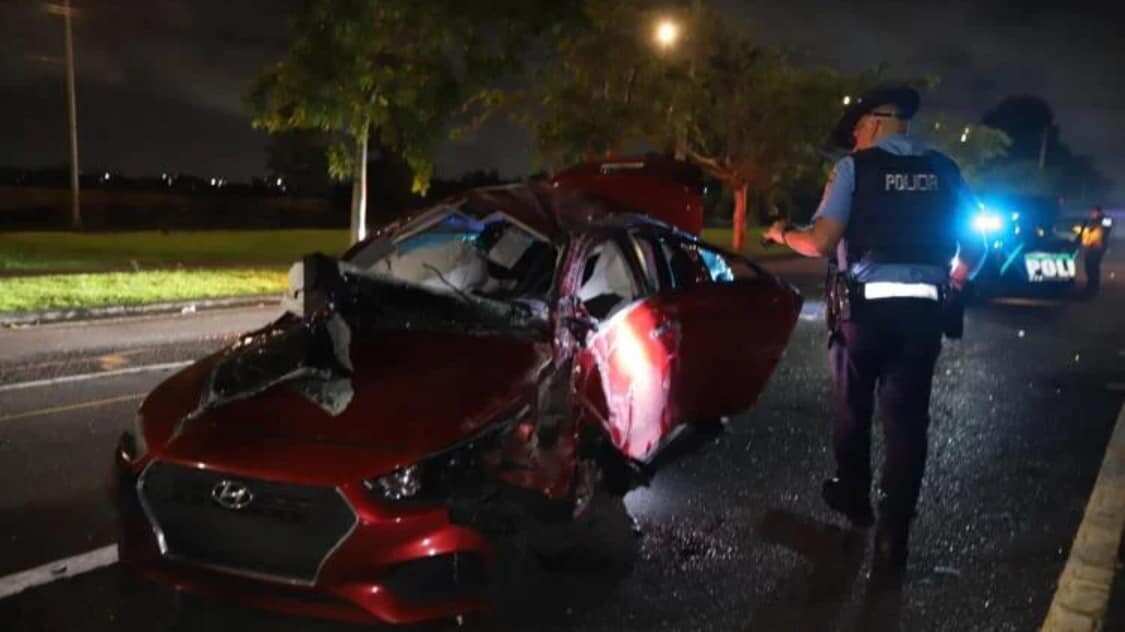 Hombre sale expulsado en accidente de tránsito grave en Bayamón.
