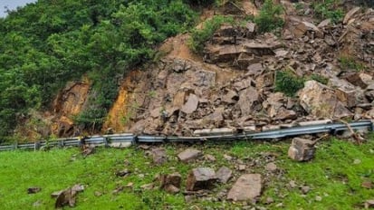 Derrumbe en la autopista Luis A. Ferré, entre Salinas y Cayey.
