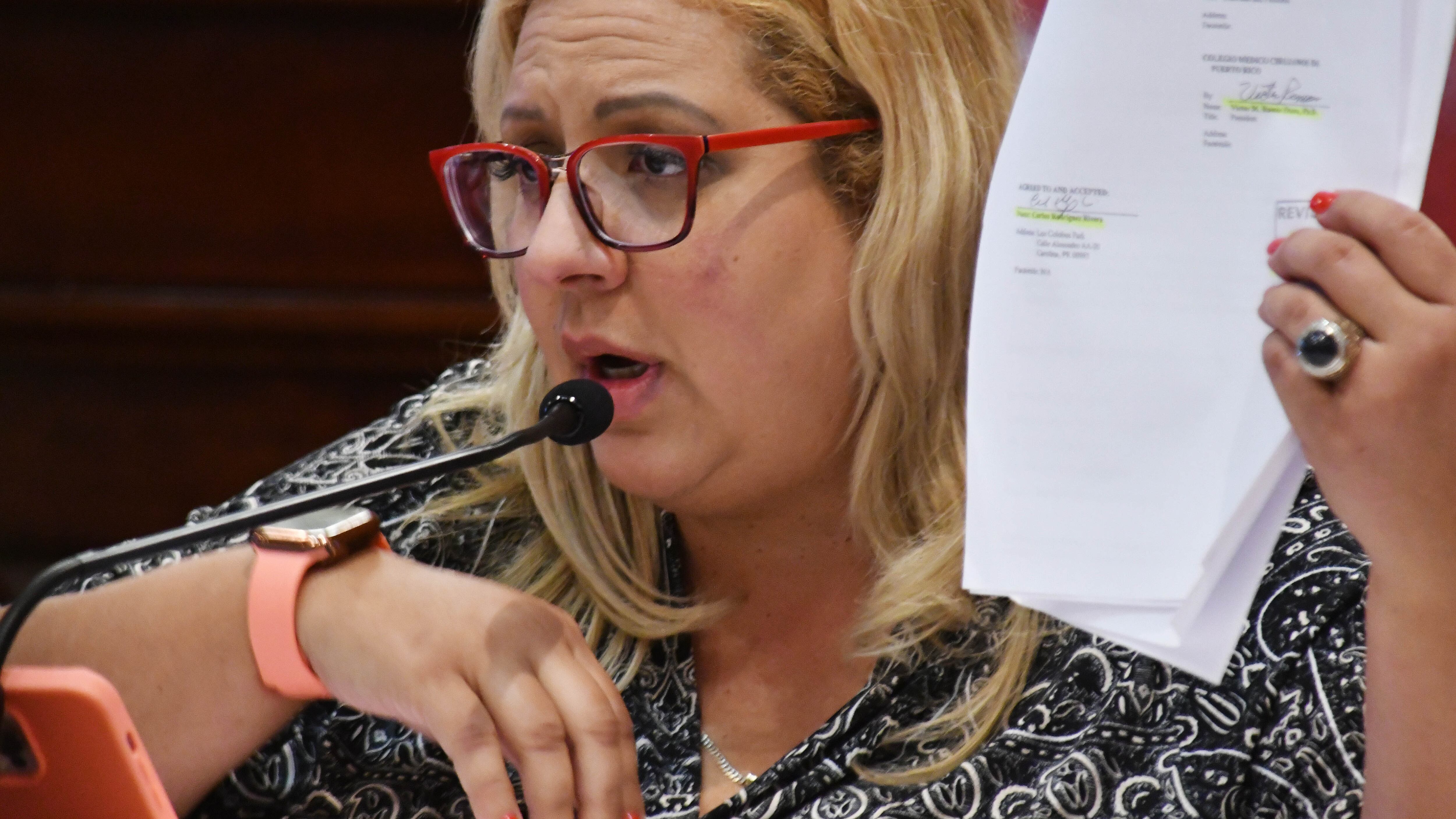 La Senadora Roxanna I. Soto Aguilú, cuestiona al Dr. Carlos Díaz.