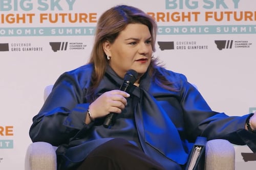 Gobernadora firma cuatro nuevas leyes sobre libertad religiosa, trata humana y Ciencias Forenses