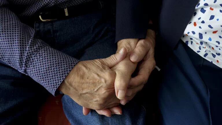 Se evidencia la gran carga social que existe sobre las mujeres de mediana edad como cuidadoras informales de sus padres con Alzheimer.