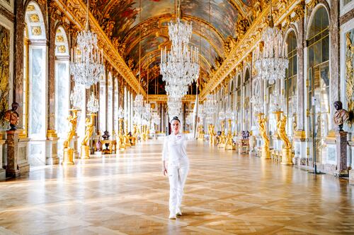 Salma Hayek deslumbra al portar la antorcha olímpica en Versalles