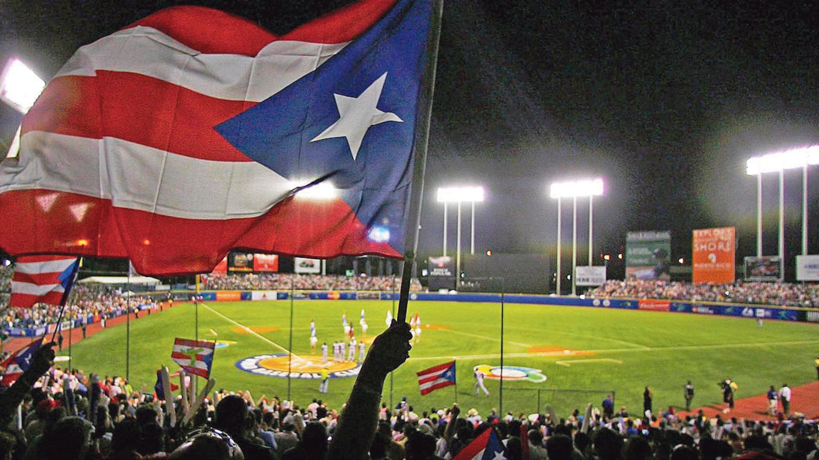 Puerto Rico se prepara para el Clásico Mundial de Béisbol. Bandera de Puerto Rico es ondeada desde las gradas en el estadio de béisbol