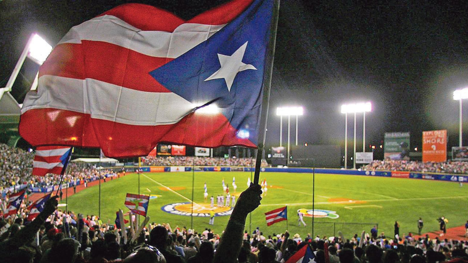 Puerto Rico se prepara para el Clásico Mundial de Béisbol. Bandera de Puerto Rico es ondeada desde las gradas en el estadio de béisbol