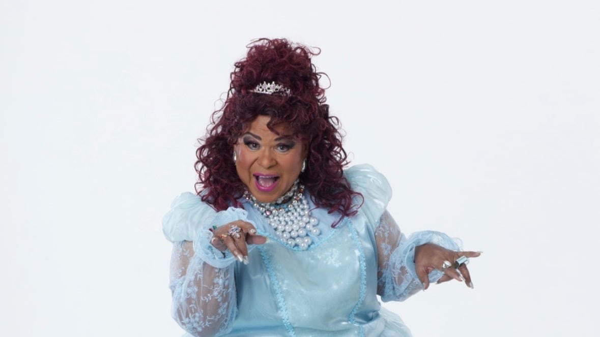 Otilio Warrington vuelve al teatro con su famoso personaje de 'Cuca Gómez'.