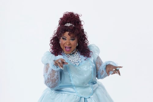 “Lo fabrica, lo usa y lo recomienda”: ‘Bizcocho’ regresa al teatro con su famoso personaje de ‘Cuca Gómez’