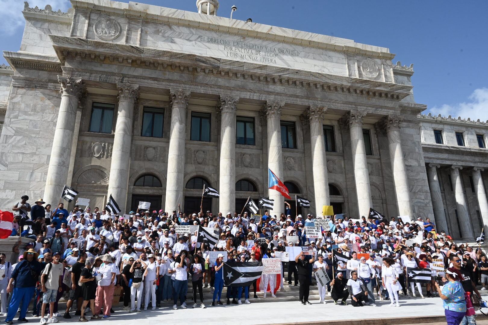 Enfermeras y enfermeros protestan por mejores condiciones laborales y mejores sueldos. Capitolio. San Juan. Metro PR 12 de junio de 2025