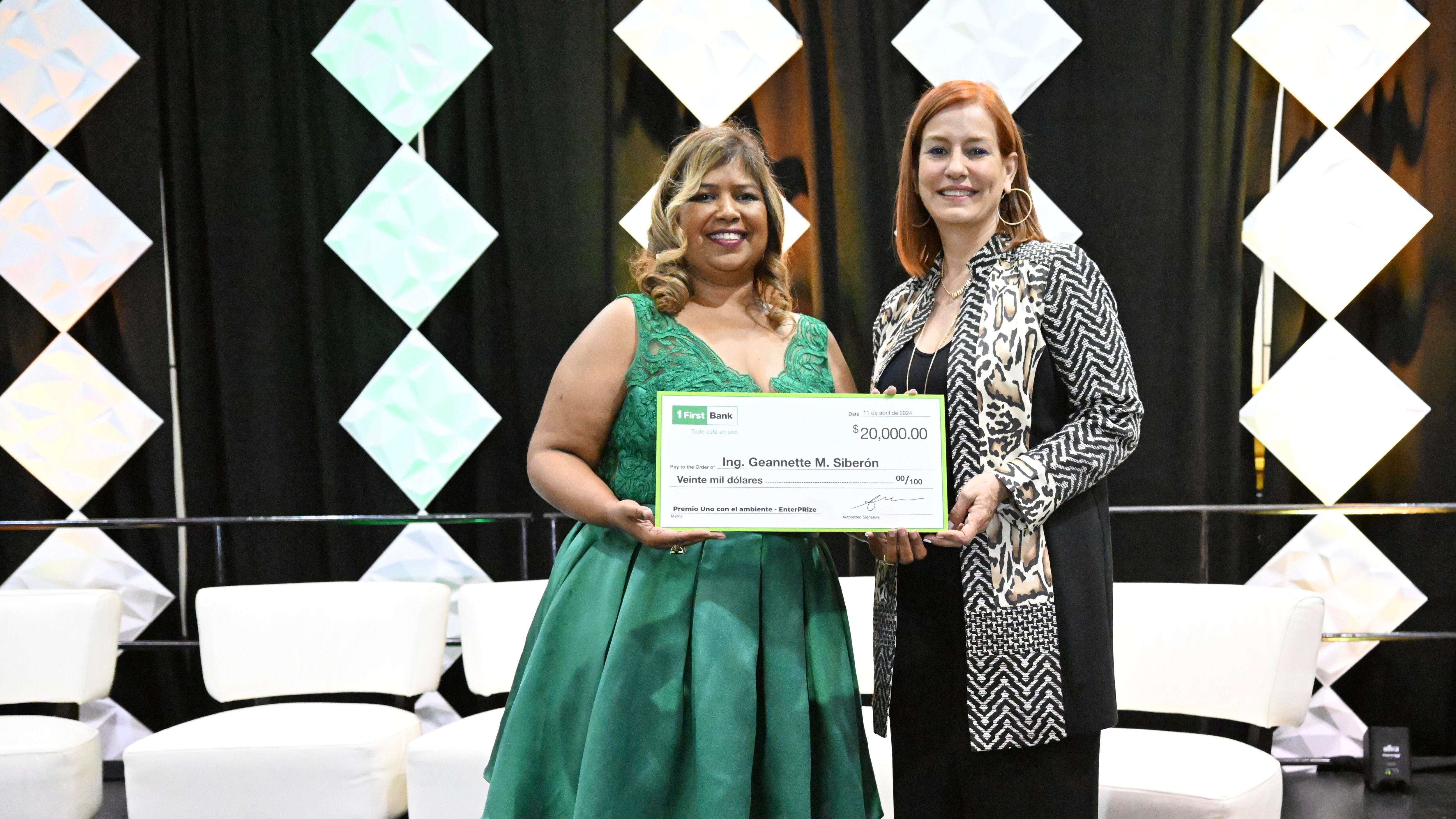 Geannette Siberón, fundadora de Environmental & Safety Engineering Solutions recibe el premio.