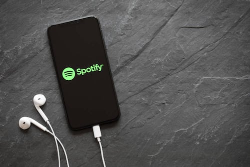 Spotify pondrá avisos a podcasts que hablen sobre COVID-19