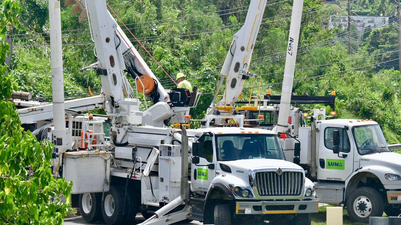 Trabajadores de la empresa LUMA Energy, realizan labores en Fajardo tras paso de la tormenta Ernesto