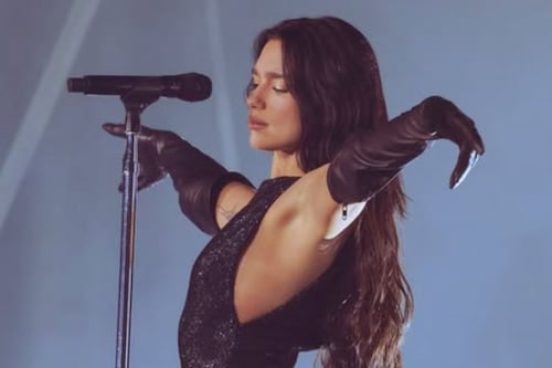Dua Lipa conmueve a Bogotá con una emotiva interpretación de Antología en homenaje a Shakira