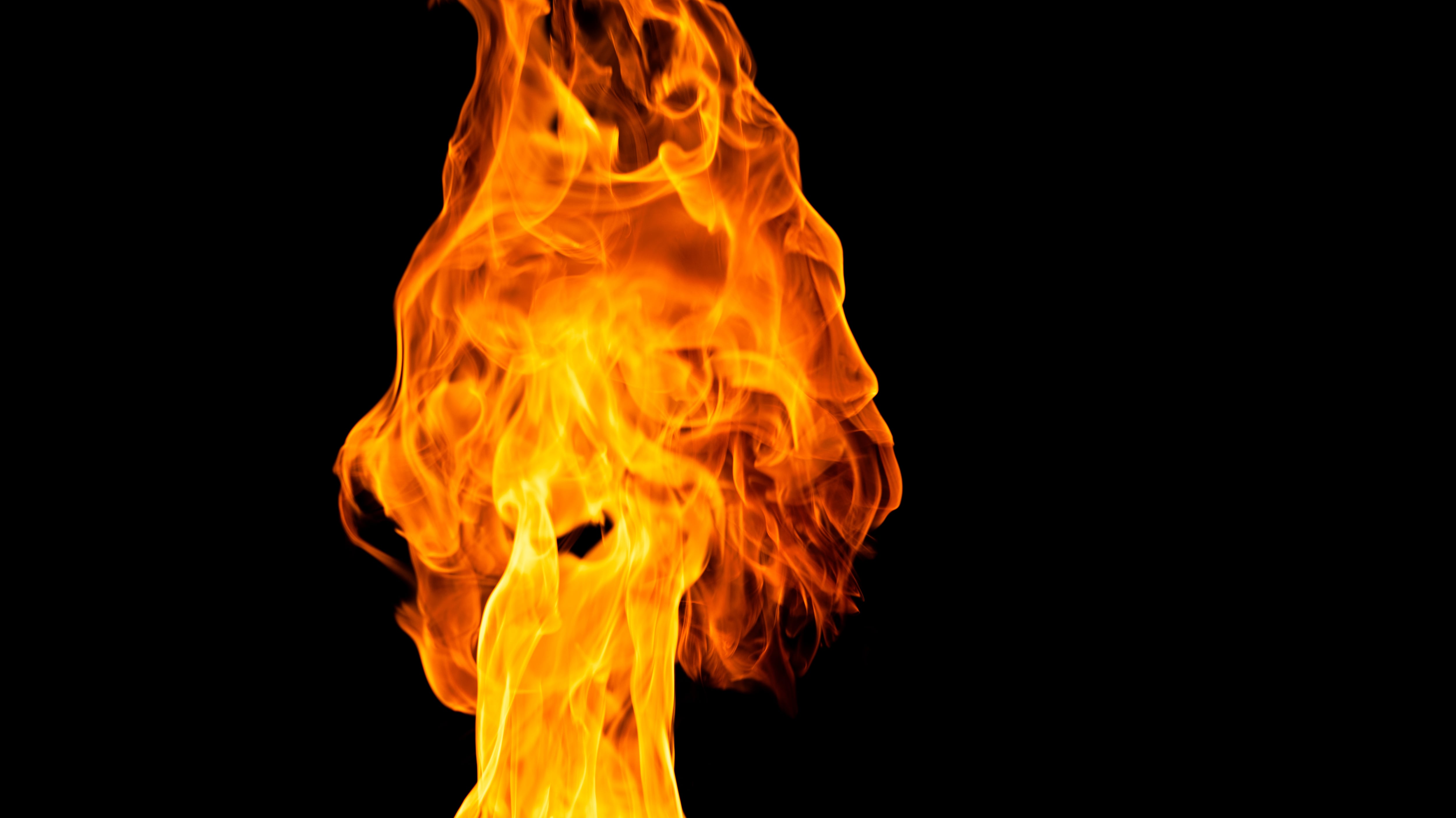 Mujer se prendió fuego porque su expareja la dejó.