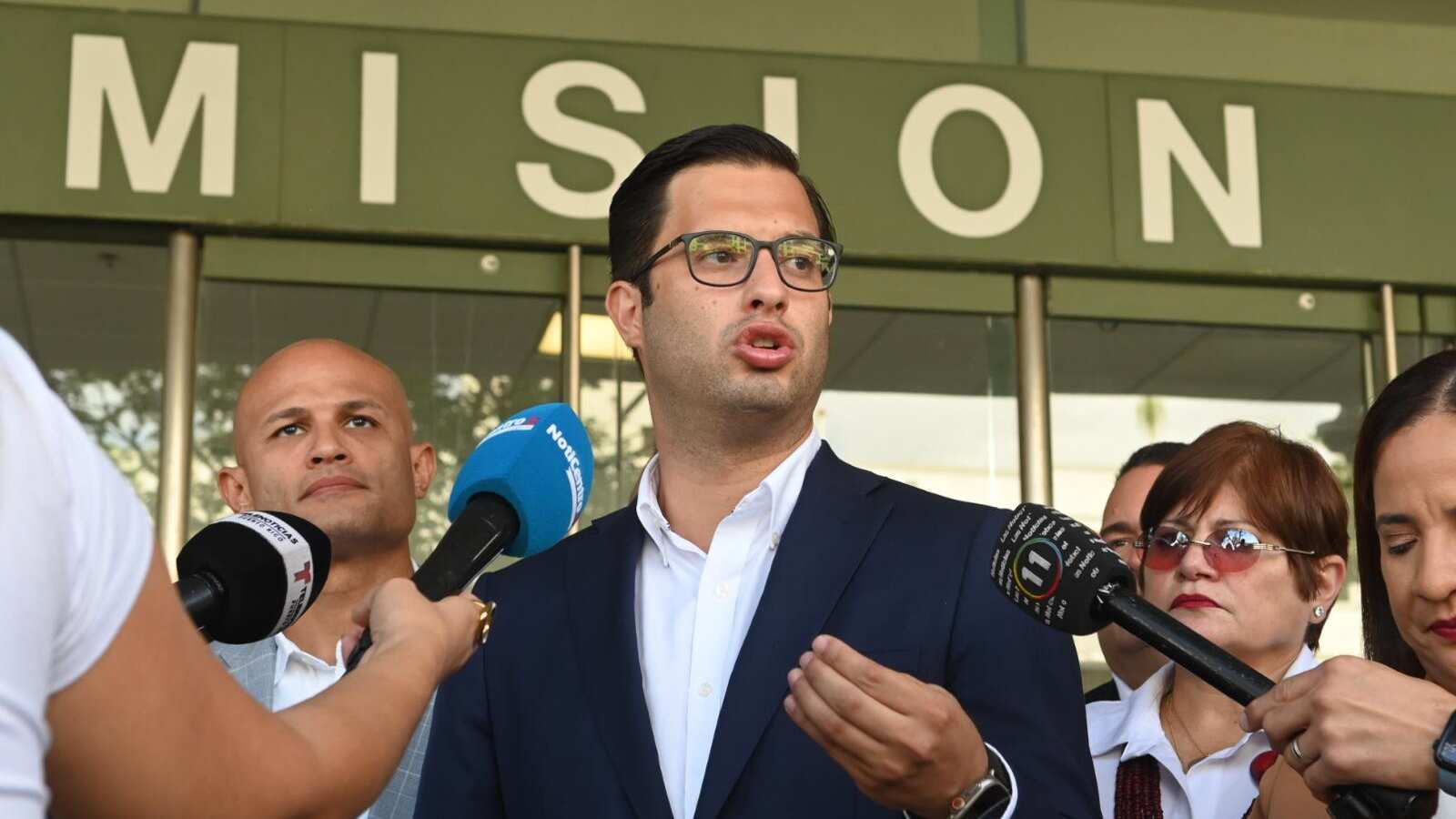 El portavoz del PPD en la Cámara de Representates, Héctor Ferrer, en conferencia de prensa en la CEE.