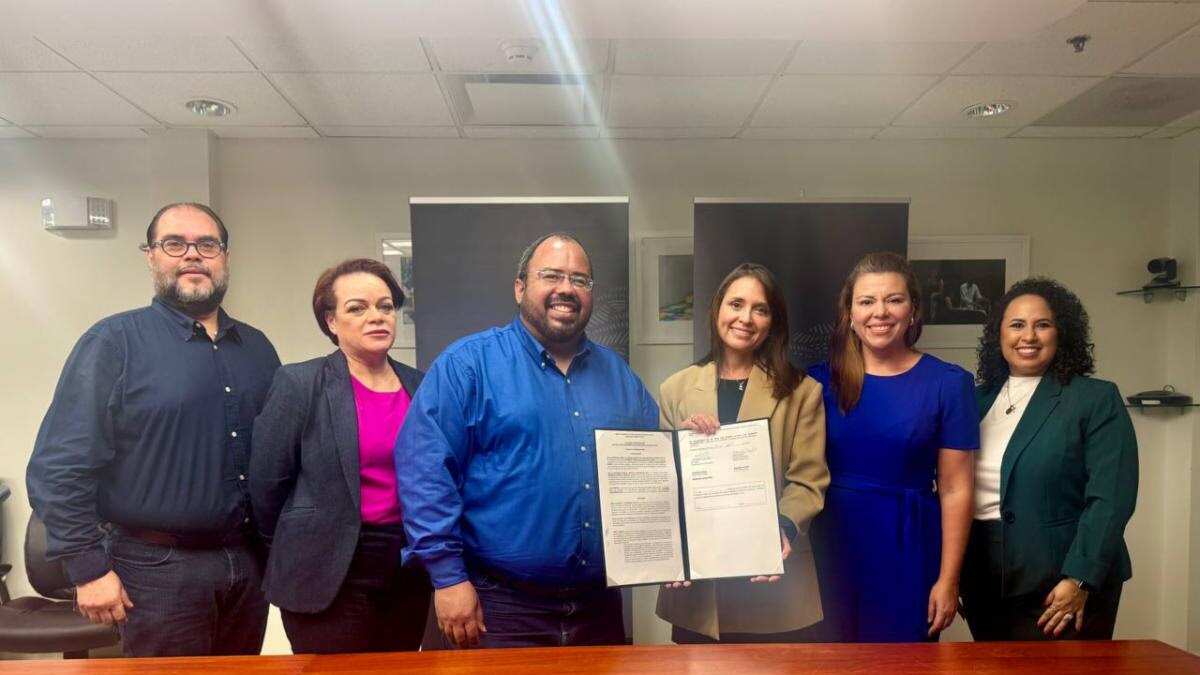 DE y Oracle Academy firman importante acuerdo para promover la educación STEM.